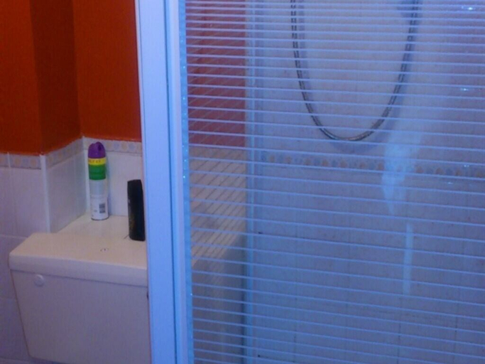 Bathroom 3, The Lodge Guesthouse, Medway