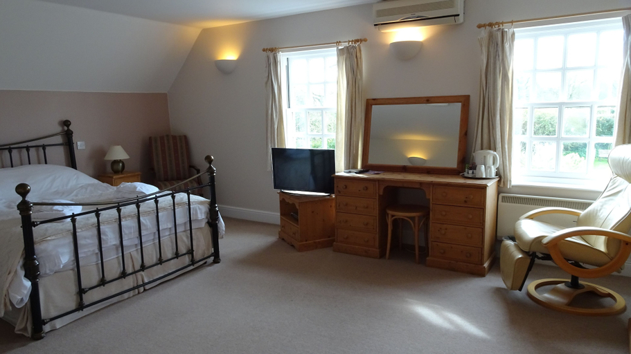 Bedroom 3, The Furze Bush Inn, Hampshire