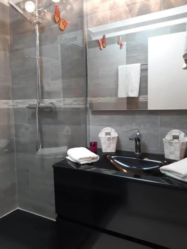 Bathroom 5, Marco Polo, Saint-François
