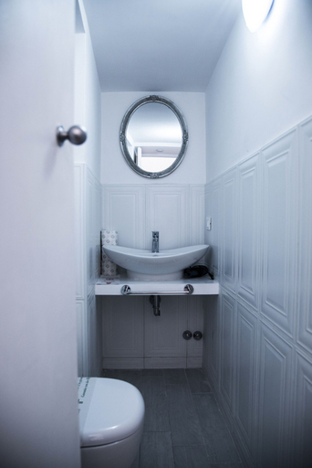 Bathroom 5, Flowers Apartments, Roma