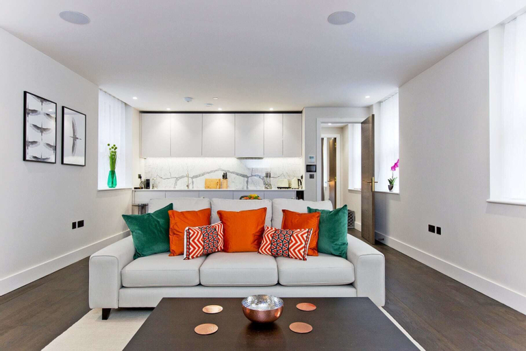 Luxury 2 bed with lift ac and concierge, London