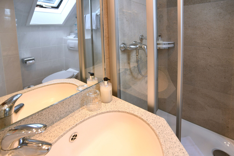 Bathroom 4, Hotel Römerhof, Stuttgart