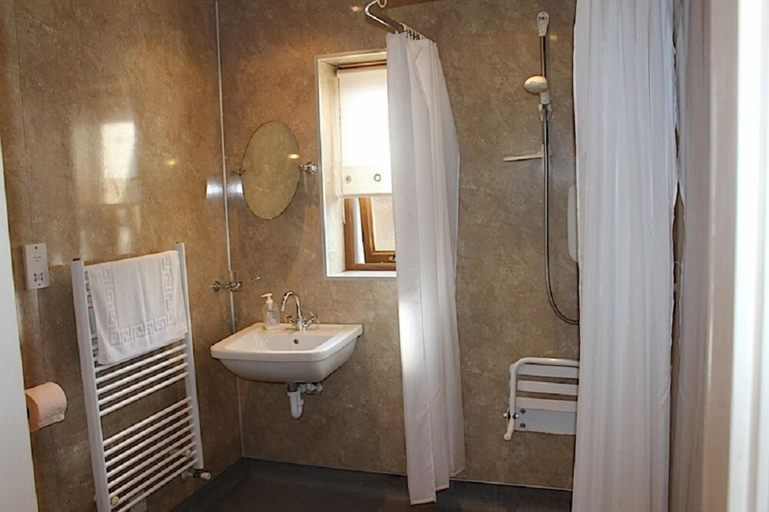 Bathroom, Lazy Daisys Farm Cottages, Barnsley