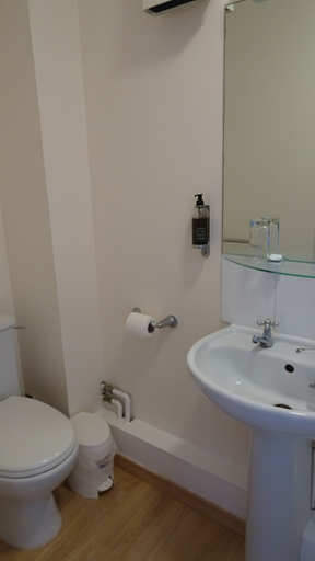 Bathroom 4, The Furze Bush Inn, Hampshire