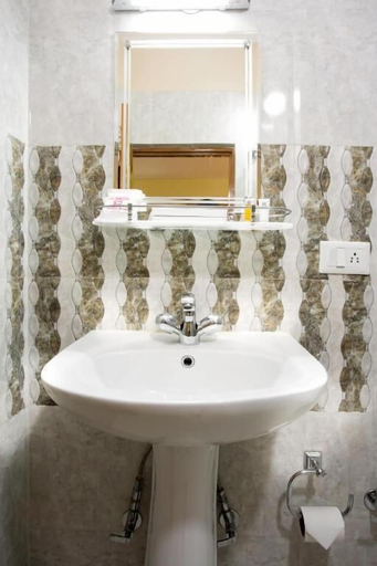 Bathroom 4, Golden Kuensel Resort & Spa, Darjiling