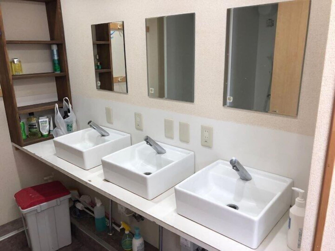 Bathroom 5, Vitti Lodge & Family Apartment - Hostel, Osaka