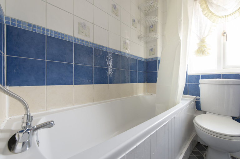 Bathroom 4, Abkat Holiday Home, London