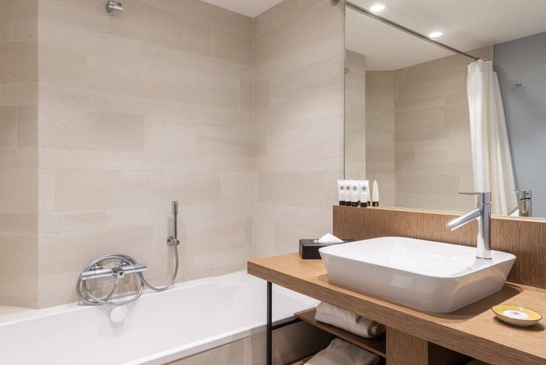 Bathroom 4, Golden Tulip Saint Malo - Le Grand Bé, Ille-et-Vilaine