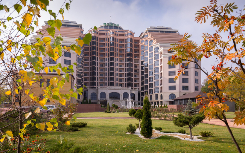 Exterior & Views