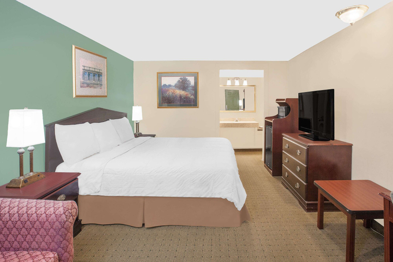 Bedroom 4, Knights Inn Battle Creek, Calhoun