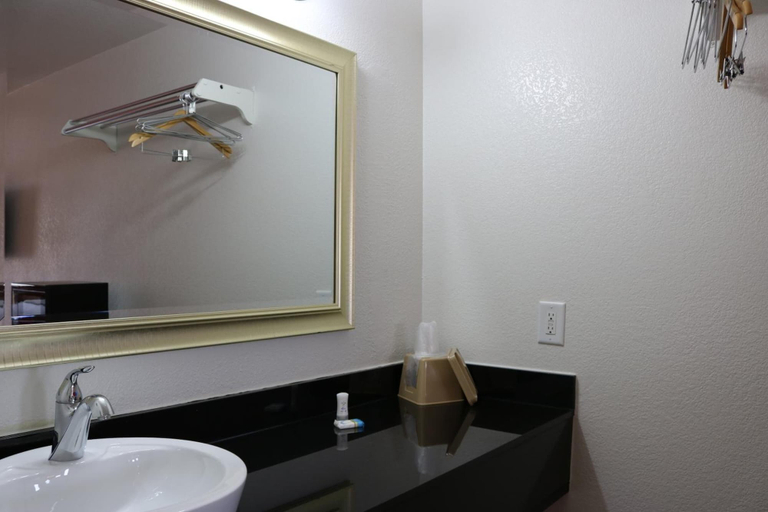 Bathroom 3, Heritage Inn & Suites, Butler