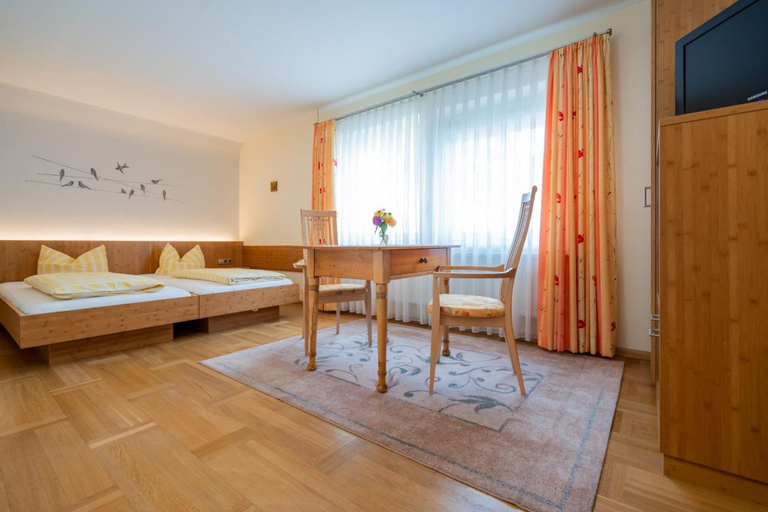 Bedroom 3, Gasthaus-Pension Zum Kreuz, Waldshut