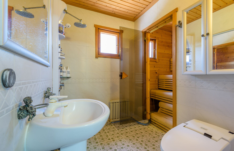 Bathroom 4, On the Sea Pension, Jeju