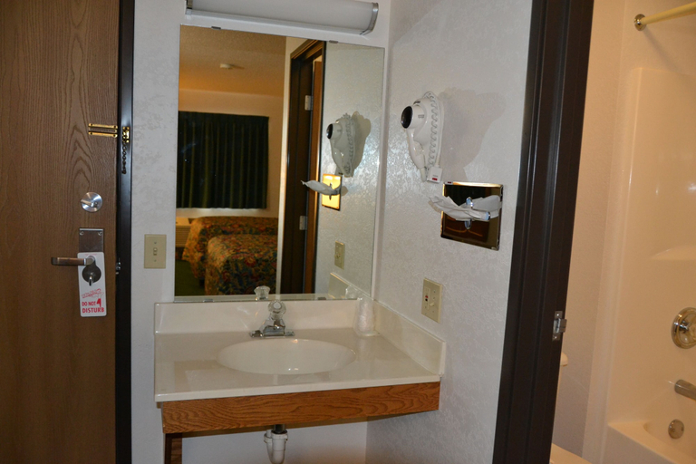 Bathroom 4, Carrington Inn & Suites, Foster