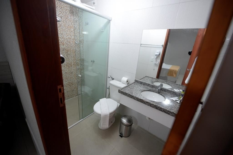 Bathroom 5, Hotel Leon, Barbalha