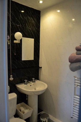 Bathroom 4, Chyheira, Cornwall