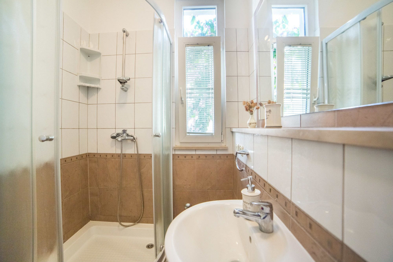 Bathroom 4, House Ljilja, Ploče