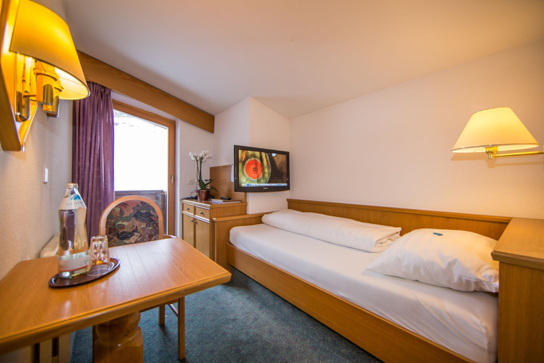 Bedroom 3, Hotel Cresta, Inn