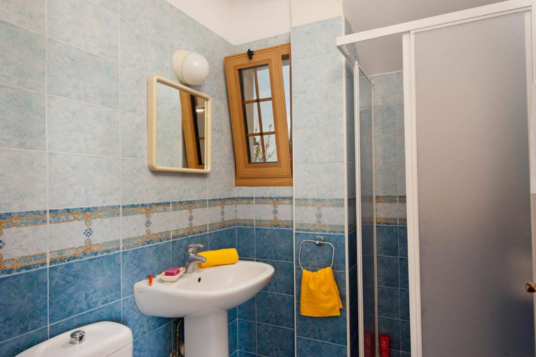 Bathroom 5, Panareti Coral Bay Hotel