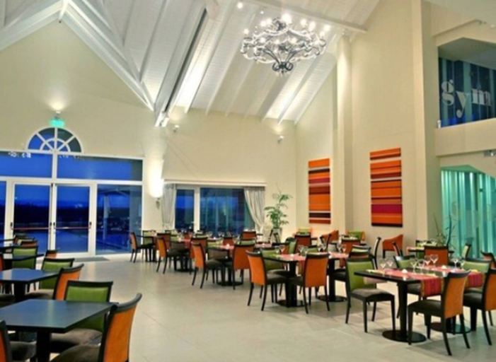 Food & Drinks, Howard Johnson by Wyndham Piedras Moras, Tercero Arriba