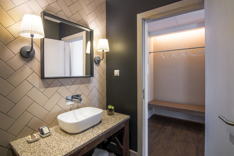 Bathroom 5, Casa das Muralhas, Covilhã