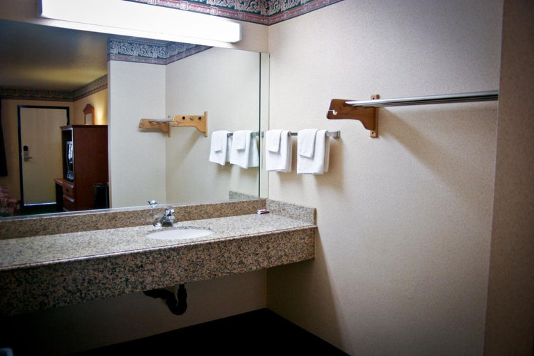 Bathroom 4, La Mirage Inn LAX Airport, Los Angeles