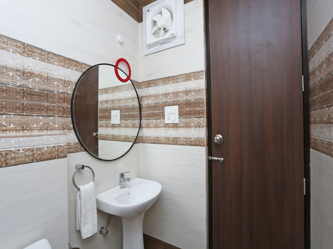 Bathroom 3, Hotel Capital Mount, Delhi