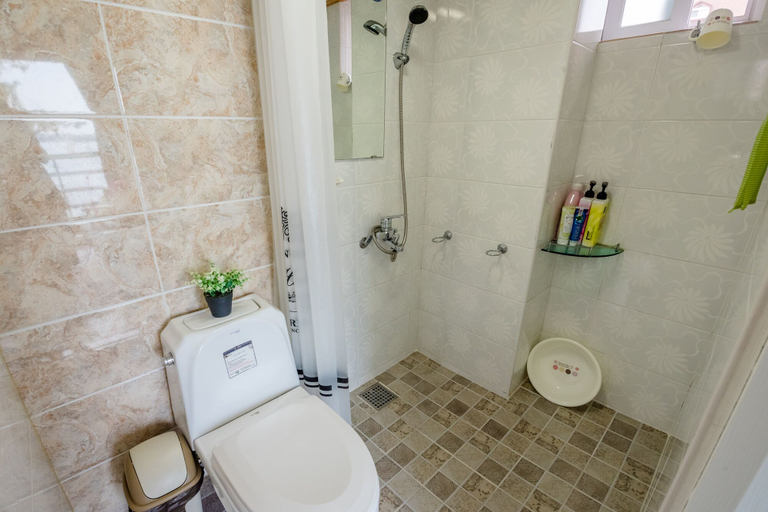 Bathroom, Tongyeong Iris Pension, Tongyeong