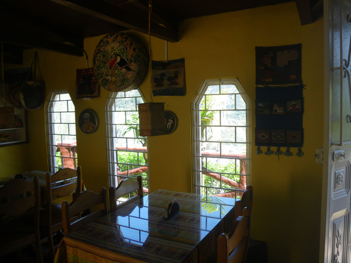 Food & Drinks 5, La Casa Amarilla, Baños