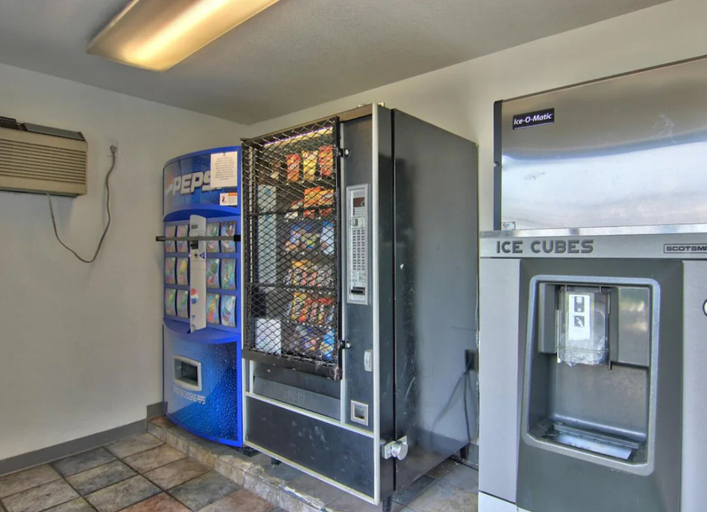 Food & Drinks 5, Motel 6 Sacramento, CA - North, Sacramento
