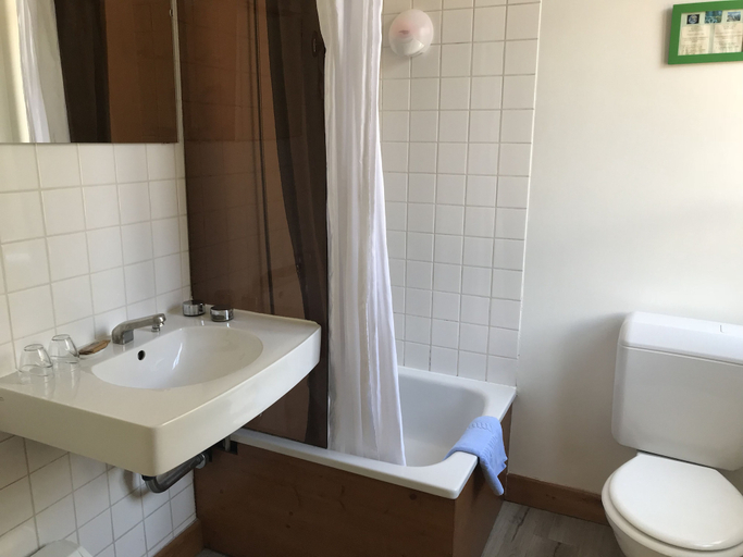 Bathroom 4, Hôtel des Lacs, Haute-Savoie