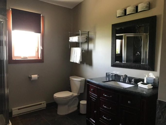 Bathroom 4, Wesbert Winery & Guest Suites, Okanagan-Similkameen