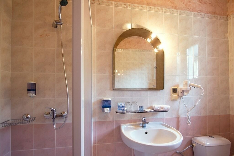 Bathroom 4, Hotel Golfer, Žiar nad Hronom