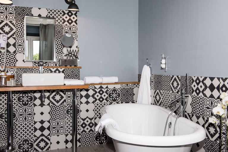 Bathroom 4, Logis Hotels la Magnanerie, Côté Bistro, Alpes-de-Haute-Provence