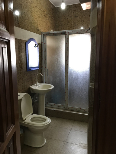 Bathroom 3, Ricardo's property, Accra