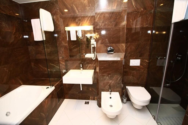 Bathroom 4, Hotel International Prishtina, Priština