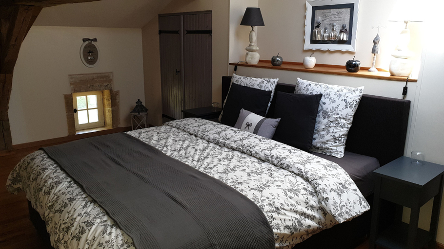 Bedroom 4, Château Puygrenier, Dordogne