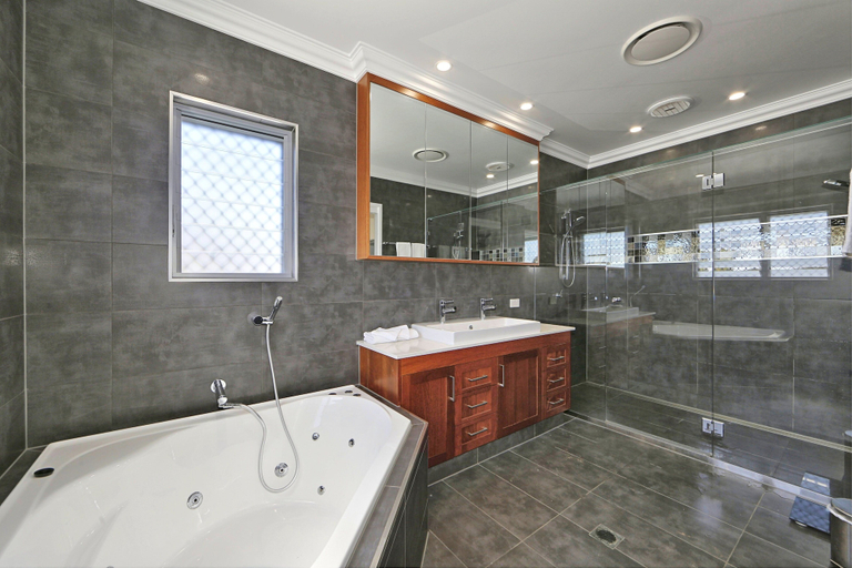 Bathroom 3, 12th Tee Bed and Breakfast, Burnett  - Pt A