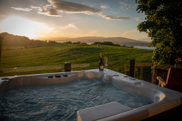 Sport & Beauty 5, Super King Lodge-sleeps 2-hottub-sea View, Renfrewshire