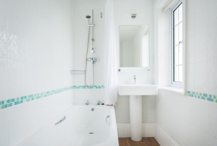 Bathroom 4, Oystercatcher Apartments, Cornwall