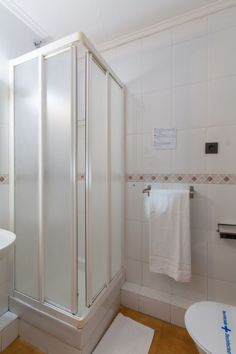 Bathroom 4, Central Bilbao, Vizcaya