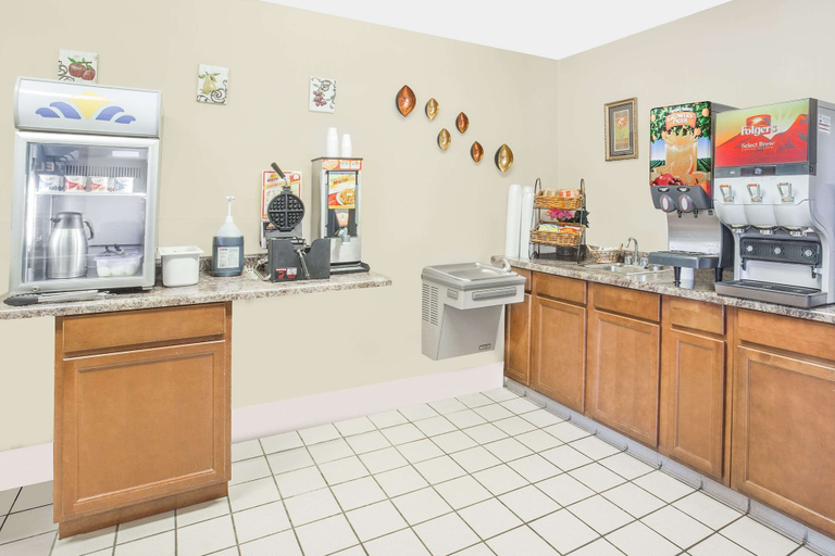 Food & Drinks 5, Microtel Inn by Wyndham Broken Bow, McCurtain