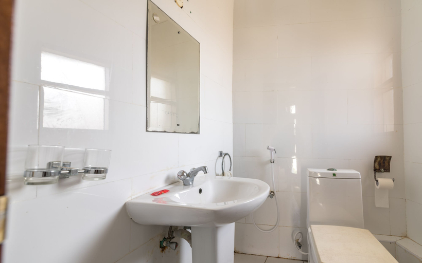Bathroom 4, Cho ka Cottages, Kisauni