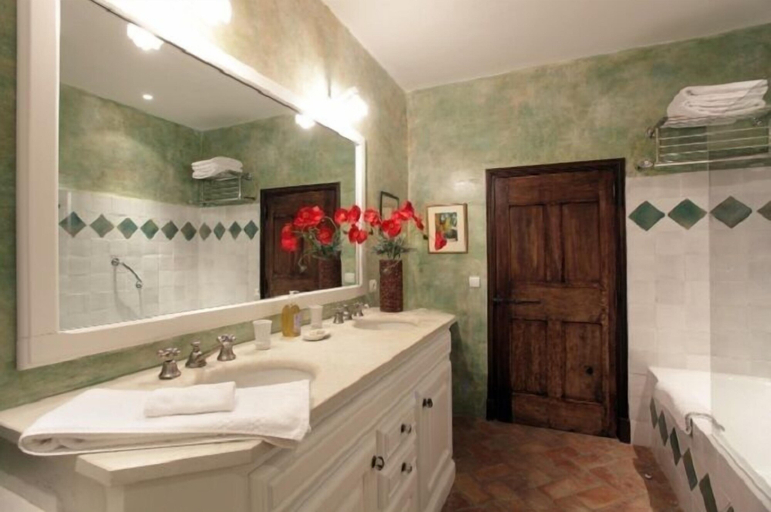 Bathroom 5, La Verrière, Vaucluse