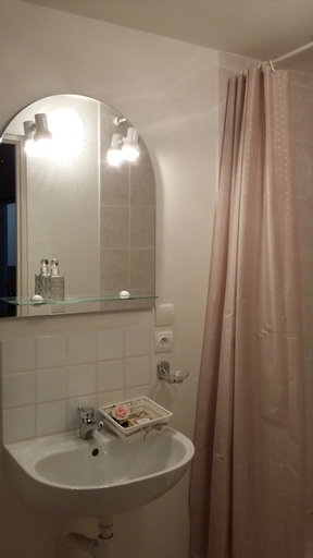 Bathroom 5, L'Envolée, Aude