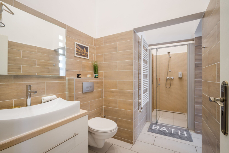 Bathroom 3, Real Apartments Vadasz, Budapesti
