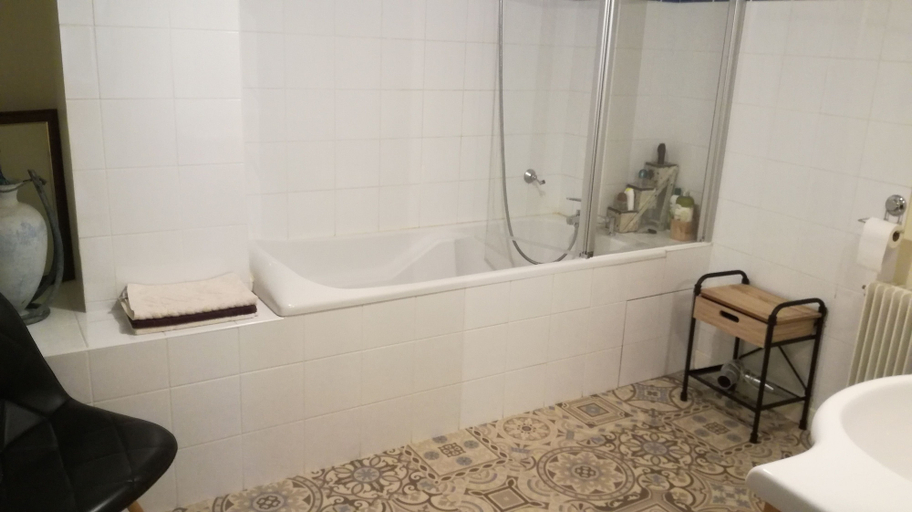 Bathroom 5, Le Clos des Oliviers, Saône-et-Loire