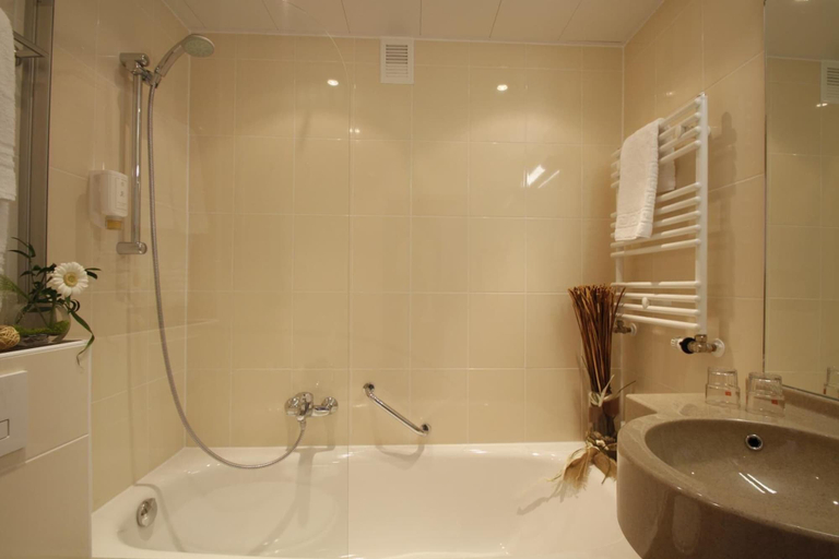 Bathroom 5, Hotel Kaiserhof, Wesel