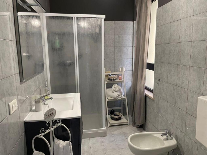 Bathroom 5, Verona Rooms, Verona