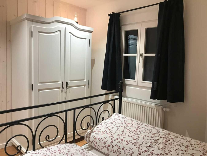 Bedroom 5, Wildromantisches Appartement am Bachlauf, Miesbach
